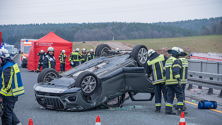 Auto überschlägt sich in Baustellenbereich der A3: Einsatzkräfte kommen nicht durch den Verkehr