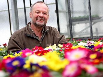 Konrad Schrüfer, Gärtner aus Gößweinstein, hat den Frühling in seinem Gewächshaus schon ständig vor der Nase. Fotos: Nikolas Pelke