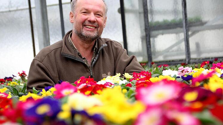 Konrad Schrüfer, Gärtner aus Gößweinstein, hat den Frühling in seinem Gewächshaus schon ständig vor der Nase. Fotos: Nikolas Pelke
