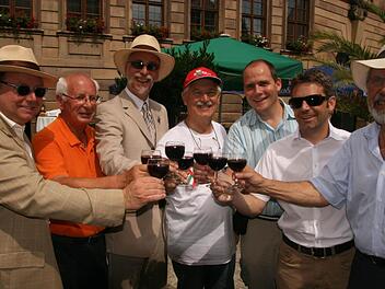 Auf die gute Freundschaft mit den Partnerstädten: (von links) Peter Weidisch, Michael Guibout (Vernon), OB Kay Blankenburg, Franco Tortorella (Massa), Norbert Mühlgassner (Eisenstadt), Frank Oette (Kurdirektor) und Dieter Försch (Partnerschaftskomitee). Foto: Paul Ziegler