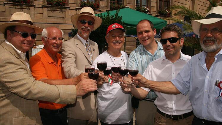 Auf die gute Freundschaft mit den Partnerstädten: (von links) Peter Weidisch, Michael Guibout (Vernon), OB Kay Blankenburg, Franco Tortorella (Massa), Norbert Mühlgassner (Eisenstadt), Frank Oette (Kurdirektor) und Dieter Försch (Partnerschaftskomitee). Foto: Paul Ziegler