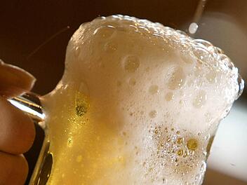 Bitte ein Bier aus Franken, koste es, was es wolle! Foto: Ralf Hirschberger/dpa