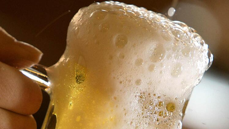 Bitte ein Bier aus Franken, koste es, was es wolle! Foto: Ralf Hirschberger/dpa