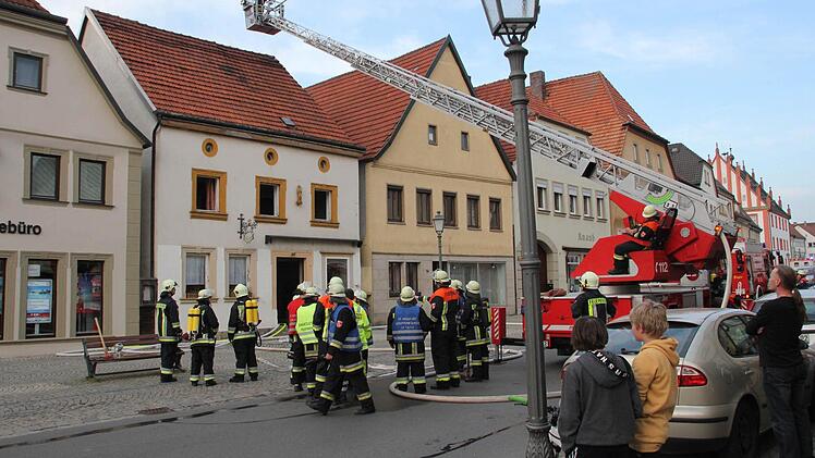 Über eine Drehleiter bekämpfte die Feuerwehr den Brand in Haßfurt von der Unteren Hauptstraße aus.  Fotos: Klaus Schmitt