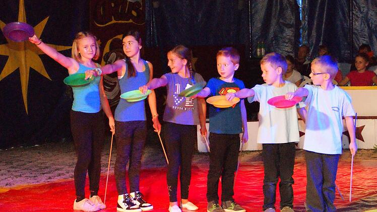 Die Vorstellung in der Manege des großen Zelts war der Höhepunkt des Zirkus-Workshops im Rahmen des Oberauracher Ferienprogramms.