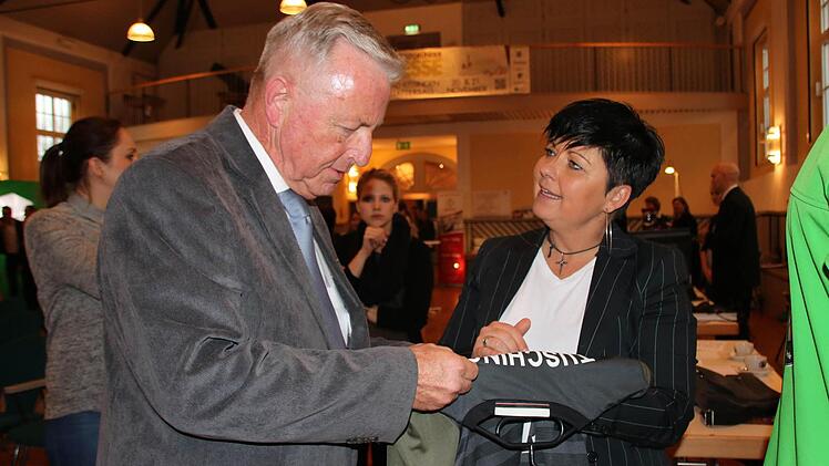Stadtrat Sigismund von Dobschütz informiert sich an einem Stand. Foto: Ralf Ruppert