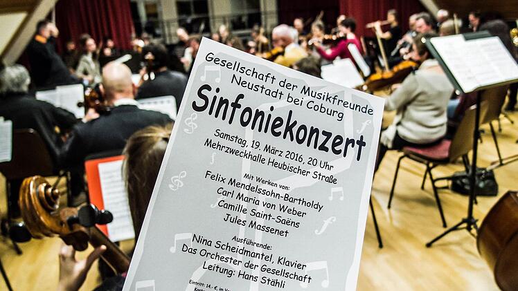 Impressionen von der Probenarbeit mit dem Orchester der "Gesellschaft der Musikfreunde Neustadt" unter Leitung von Hans Stähli. Fotos: Jochen Berger