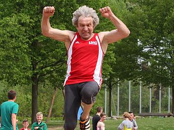 Egon Schellenberger (Trappstadt) vom TSV Münnerstadt gewann bei der "Bayerischen" Silber im Weitsprung und Bronze im Hochsprung der M65.  Foto: Reinhold Nürnberger
