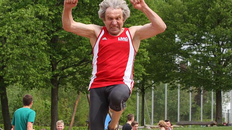 Egon Schellenberger (Trappstadt) vom TSV Münnerstadt gewann bei der "Bayerischen" Silber im Weitsprung und Bronze im Hochsprung der M65.  Foto: Reinhold Nürnberger