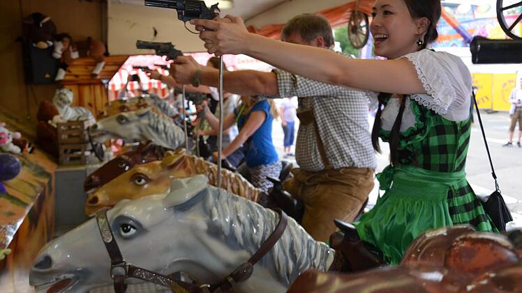 Neu auf dem Coburger Vogelschie&szlig;en ist in diesem Jahr der "Ritt durch die Pr&auml;rie" auf mechanischen Pferden. Beim Gallopieren muss auf vorbeifahrende Ziele geschossen werden. Foto: Sandra Hackenberg