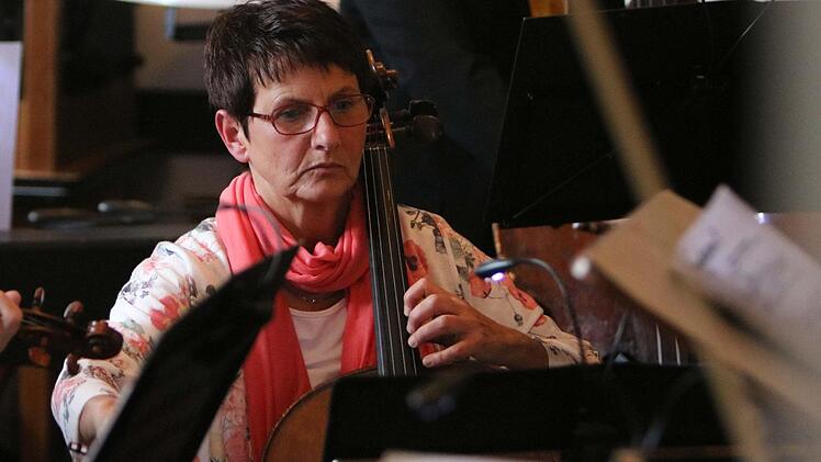 Der Musizierkreis Neustadt unter Leitung von Norbert Luche gestaltete seine Kaffeehausmusik in Meilschnitz. Foto: Jochen Berger