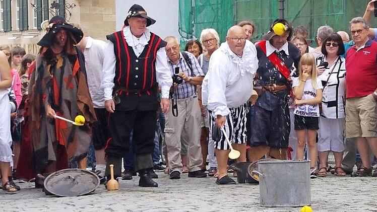 Beim Kl&ouml;&szlig;wurf mussten die teilnehmenden Gruppen Zielsicherheit beweisen.  Fotos: Heike Sch&uuml;lein