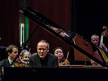 Bei der Beethoven-Gala im Coburger Kongresshaus begeisterte Alexander Lonquich gleich doppelt - als Pianist und als Dirigent des Philharmonischen Orchesters.Foto: Jochen Berger