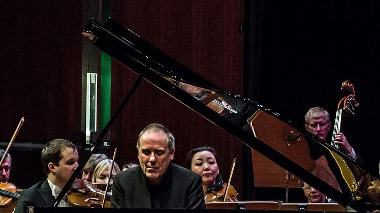 Bei der Beethoven-Gala im Coburger Kongresshaus begeisterte Alexander Lonquich gleich doppelt - als Pianist und als Dirigent des Philharmonischen Orchesters.Foto: Jochen Berger