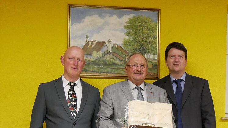 Der 1. Vorsitzende des CSU-Ortsverbandes Schondra, Roman J&ouml;rg (links),  und Landtagsabgeordneter Sandro Kirchner (rechts) gratulierten dem neuen Ehrenvorsitzenden Erwin Belz.Isabell Gerr