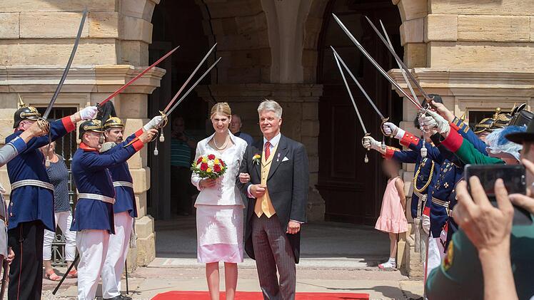 Spalier stehen f&uuml;r das Brautpaar: Stephanie Prinzessin von Sachsen-Coburg und Gotha und Jan Stahl sind seit Donnerstag ein Ehepaar.Arifoto Ug/Michael Reichel/dpa