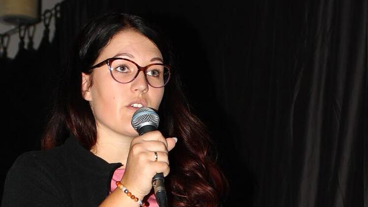 Lisa Warzecha hatte im Auftrag von Kreisjugend und Bayerischer Rundschau im Vorfeld der Diskussion ein Demokratie-Seminar in Fos/Bos durchgeführt und stellte die Ergebnisse vor.  Foto: Jürgen Gärtner