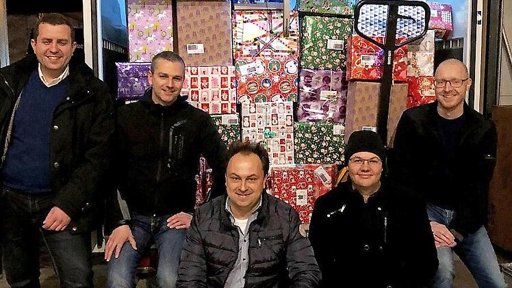 Auch im vergangenen Jahr sammelten die "Tabler" im Landkreis Weihnachtspäckchen für bedürftige Kinder in Osteuropa. Im Bild: (von links) Christian Backert, Thomas Baumgärtner, Marco Hanft, Florian Drechsler und Julian Trebes. Foto: Dieter Hübner