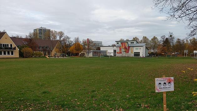 Hier entsteht bald etwas richtig Tolles: Vor der CoJe in der Rosenauer Stra&szlig;e errichtet die Stadt Coburg eine Trendsportanlage.
