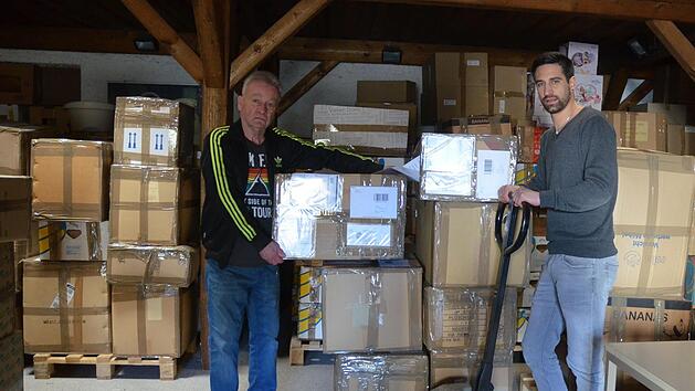 Dieter (links) und Thomas Wolf sortieren die Waren f&uuml;r den Transport in die Ukraine.