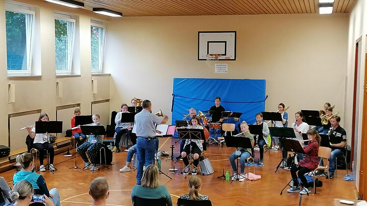 Das Kribbeln im Bauch beim ersten Auftritt vor Publikum ist unvergesslich. Wer das auch erleben möchte, kann jetzt wieder beim Jugendmusikverein Aura ein Instrument lernen.
