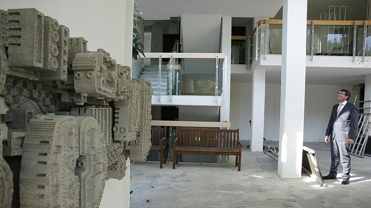 Das Relief im Regena-Foyer ist geblieben, ebenso die Küche. Ansonsten wurde das Hauptgebäude innen ziemlich ausgeräumt und entkernt. Foto: Steffen Standke
