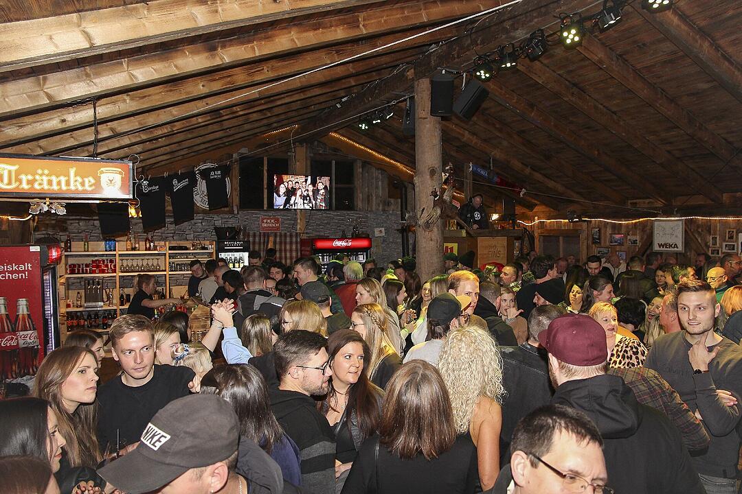 Beste Partystimmung bei voller Hütte.
