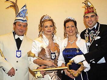 Schlüsselübergabe: Nach dem erfolgreichen Rathaussturm übernahmen Prinz Norbert und Prinzessin Moni (links) die Schlüssel des Amtssitzes vom Prinzen-Paar Nicole und Marc (rechts). Fotos: Ehling