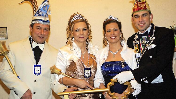 Schlüsselübergabe: Nach dem erfolgreichen Rathaussturm übernahmen Prinz Norbert und Prinzessin Moni (links) die Schlüssel des Amtssitzes vom Prinzen-Paar Nicole und Marc (rechts). Fotos: Ehling