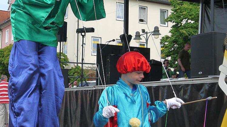 Marionetten-Doppel auf dem Marktplatz. Foto: Berthold Köhler