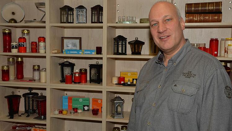 Alexander Glafey vor den Produkten seines Unternehmens. Foto: Ronald Rinklef
