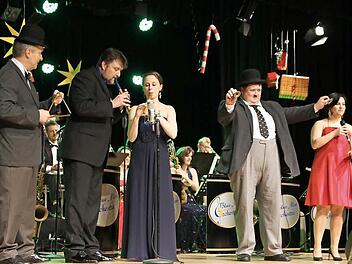 Heitere Töne stimmen die Künstler beim Konzert des Blue Moon Orchestras an. Die Herren Laurel und Hardy taten das Ihrige, um die Stimmung im Saal noch weiter zu verbessern. Foto: Mariell Dörrschmidt