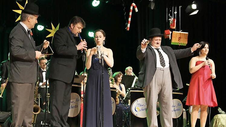 Heitere Töne stimmen die Künstler beim Konzert des Blue Moon Orchestras an. Die Herren Laurel und Hardy taten das Ihrige, um die Stimmung im Saal noch weiter zu verbessern. Foto: Mariell Dörrschmidt