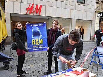 Die Gruppe "Attacitos" demonstriert gegen die Arbeitsbedingungen bei H&M in der Fußgängerzone.  Foto: Ronald Rinklef