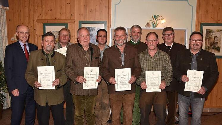 In der Herbstversammlung der Kreisgruppe Haßfurt im Bayerischen Jagdverband wurden langjährige Mitglieder ausgezeichnet. Unser Bild zeigt (vorne von links) Manfred Beierlieb, Elmar Hohmann, Hugo Sauter, Manfred Seifert und Günter Zaschka sowie (hinten von links) Landrat Wilhelm Schneider, Franz Reichert, Volker Ortloff, den Zweiten Vorsitzenden Steffen Vogel und den Vorsitzenden Rudolf Meyer.