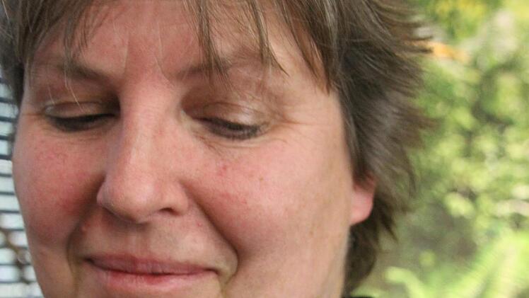 Eine grüne Stabschrecke geht auf Susanne Scheers Pullover auf Erkundungstour. Diana Fuchs
