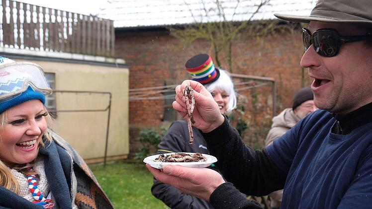 Die Würmerspeise der Ex-Fosenöchter vom FC aus dem Dschungelcamp fand keine spontane Begeisterung beim Publikum zum Probeessen. Gerd Schaar