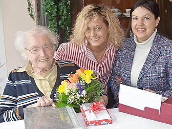 Babette Thumser feierte 101. Geburtstag. Bei der Gratulation Karin Büttner (Mitte, Leiterin des Lucas Cranach Hauses) und Zweite Bürgermeisterin Angela Hofmann. Foto: K.- H. Hofmann