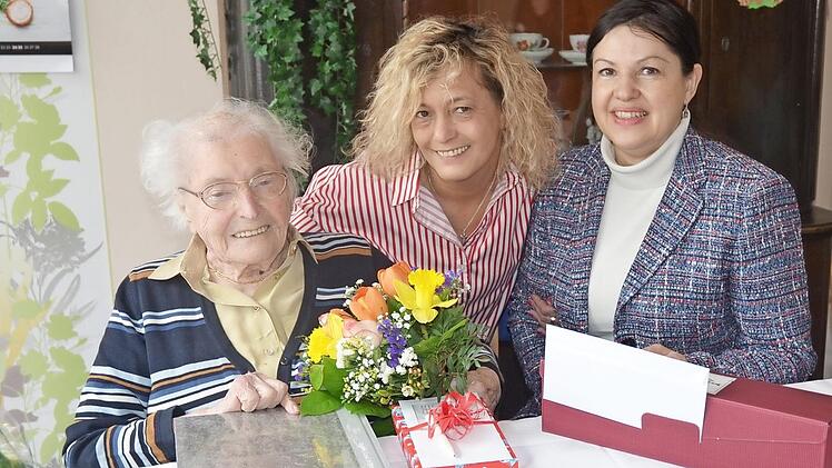 Babette Thumser feierte 101. Geburtstag. Bei der Gratulation Karin Büttner (Mitte, Leiterin des Lucas Cranach Hauses) und Zweite Bürgermeisterin Angela Hofmann. Foto: K.- H. Hofmann