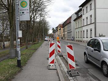Die  Schweinfurter Straße  wird in zwei Abschnitten saniert und zeitweise gesperrt:  Dabei erstreckt sich der längere Bauabschnitt ab der Bushaltestelle "Friedensbrücke"  bis zur Einfahrt "Am Leinritt". Ein kürzerer Bauabschnitt reicht vom Leinritt  bis zur Unteren Sandstraße 34.  Foto: Barbara Herbst