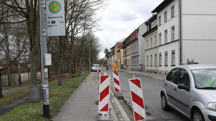 Die  Schweinfurter Straße  wird in zwei Abschnitten saniert und zeitweise gesperrt:  Dabei erstreckt sich der längere Bauabschnitt ab der Bushaltestelle "Friedensbrücke"  bis zur Einfahrt "Am Leinritt". Ein kürzerer Bauabschnitt reicht vom Leinritt  bis zur Unteren Sandstraße 34.  Foto: Barbara Herbst