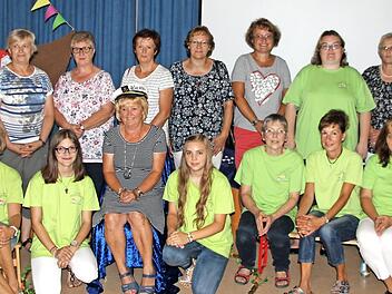 Nach 39 Jahren Dienst als Leiterin im Katholischen Kindergarten St. Franziskus in Steinbach am Wald wurde Beate Kaufmann (Bildmitte mit Kapitänsmütze) verabschiedet. Foto: privat