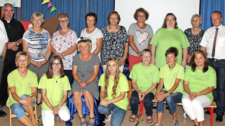 Nach 39 Jahren Dienst als Leiterin im Katholischen Kindergarten St. Franziskus in Steinbach am Wald wurde Beate Kaufmann (Bildmitte mit Kapitänsmütze) verabschiedet. Foto: privat