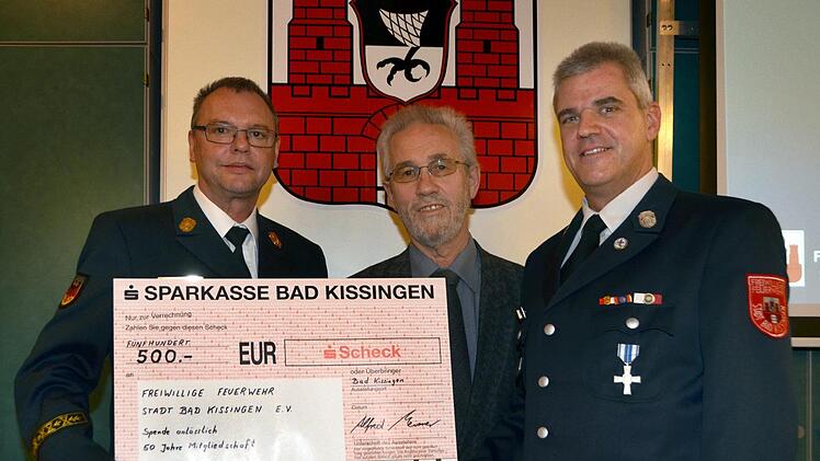 Für 50-jährige Mitgliedschaft geehrt geehrt wurde Alfred Meisner. Für ihn ein Grund, der Freiwilligen Feuerwehr einen Scheck über 500 Euro zu übereichen. Auf unserem Foto (von links) Kommandant  Harald Albert, Alfred Meisner und stellvertretender Kommandant Michael Wolf. Peter Rauch