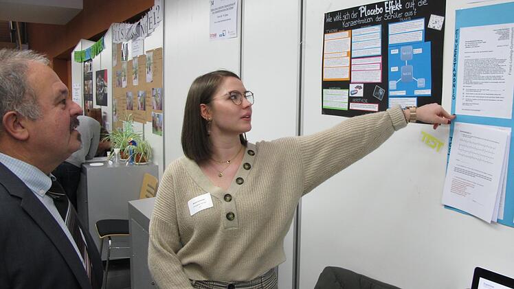 Im Fachbereich Physik hinterlie&szlig; die 17-j&auml;hrige Jana Koch mit ihrer "Verbesserten Schiffskonstruktion mit Hilfe von Bionik" m&auml;chtig  Eindruck. Foto: privat