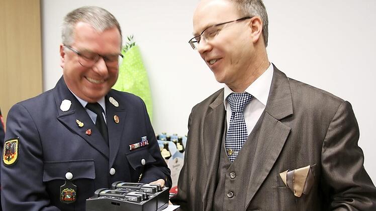 Gerd Faber von der Firma Skrobanek, übergab als Spende zwei Gasmessgeräte an den Kommandanten Steffen Schaller.