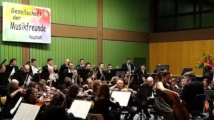 Viel Beifall gab es in Neustadt für die Uraufführung der 2. Sinfonie des in Ahorn lebenden Komponisten Gerhard Deutschmann. Umjubelte Solistin beim Konzert der Musikfreunde unter Leitung von Hans Stähli war die Cellistin  Hanna Pyrozhkova.Foto: Jochen Berger