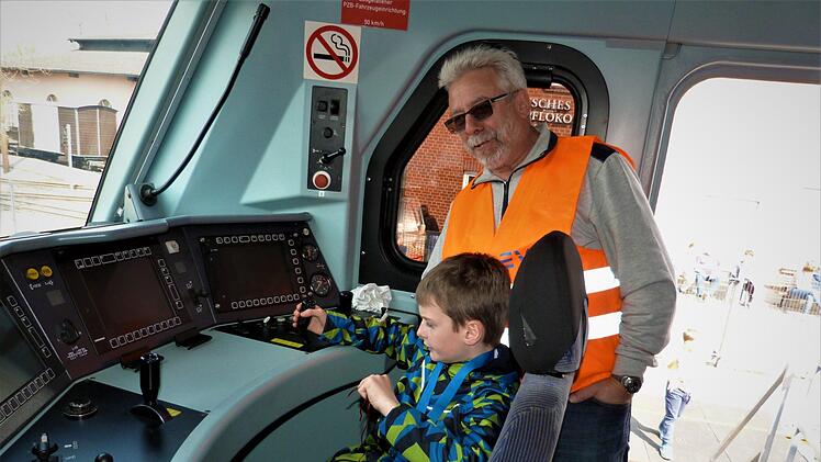 Für den kleinen Lukas war es ein besonderes Erlebnis, auf dem Führerstand einer modernen Diesellok zu sitzen. Rechts Geschäftsstellenleiter Harald Schmid von der Eisenbahn Verkehrsgewerkschaft. Foto: Werner Reißaus