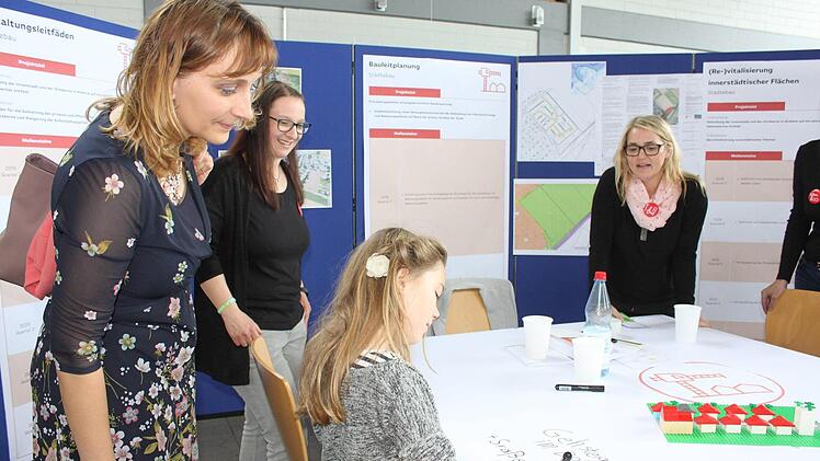 Auch Kinder durften Wünsche und Anregungen auf Papier hinterlassen. Fotos: Popp