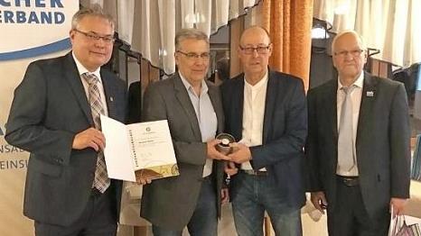 Roland Härtel (Zweiter von links) ist mit der DFB-Uhr ausgezeichnet worden. Foto: privat
